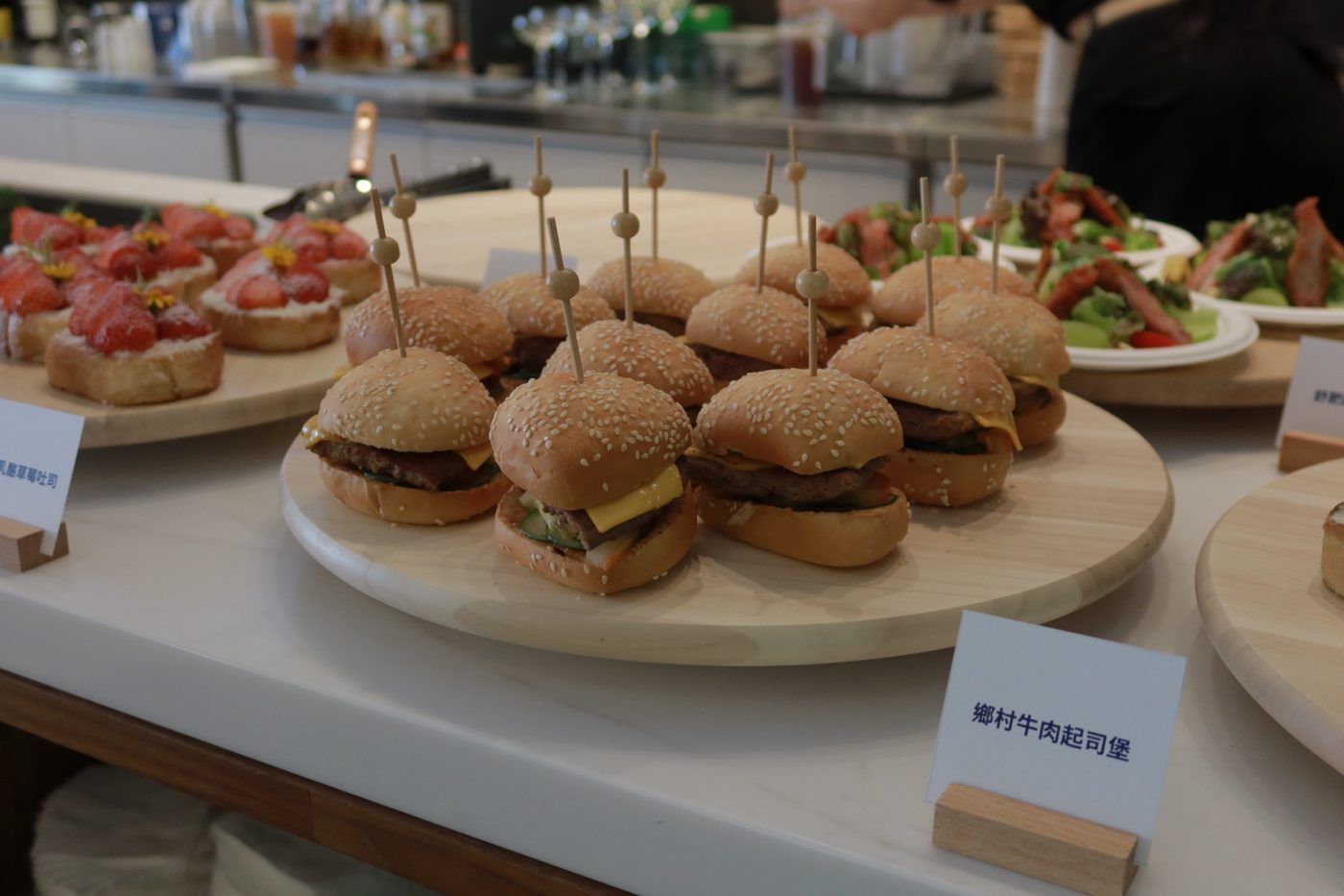 包場自助餐台：迷你牛肉起司堡與沙拉