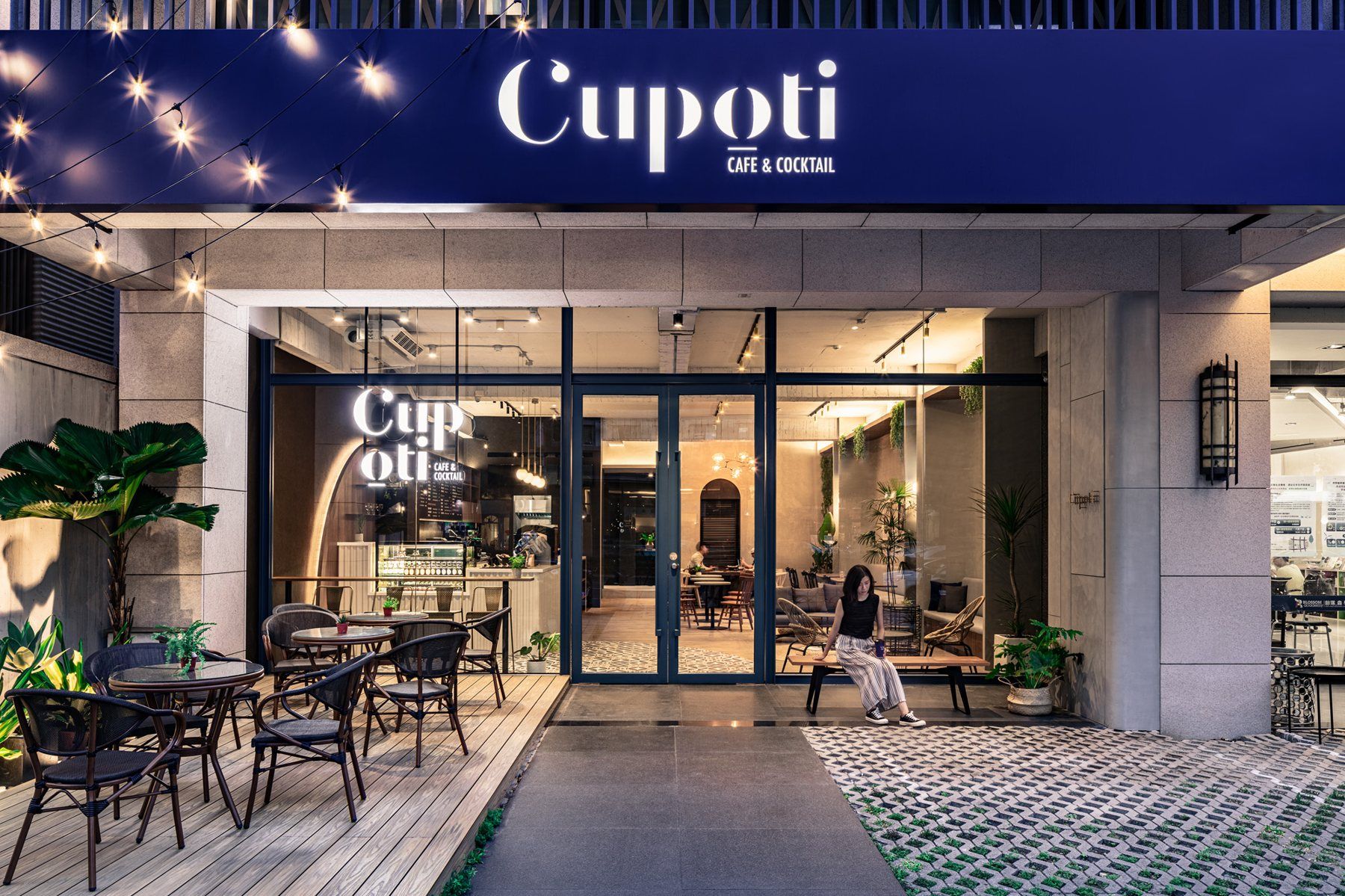 傍晚亮燈的 Cupoti 店門口